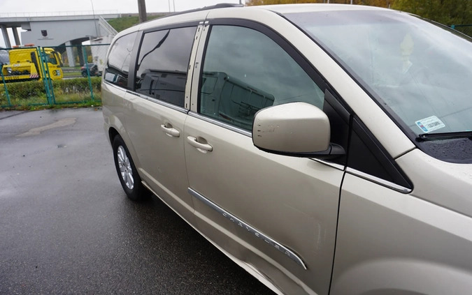 Chrysler Town &amp; Country cena 26990 przebieg: 247000, rok produkcji 2014 z Gdańsk małe 121